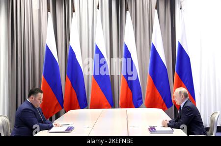 Der russische Präsident Wladimir Putin mit dem Gouverneur der Region Twer, Igor Rudenya.Foto:Büro des russischen Präsidenten Stockfoto