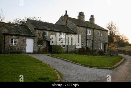 Ein Blick auf die hübschen Hütten im Dorf Downham, Clitheroe, Lancashire, Großbritannien, Europa Stockfoto