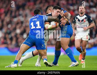 Der englische Victor Radley wird von der samoaischen Ligi Sao während des Halbfinalspiels der Rugby League im Emirates Stadium in London angegangen. Bilddatum: Samstag, 12. November 2022. Stockfoto