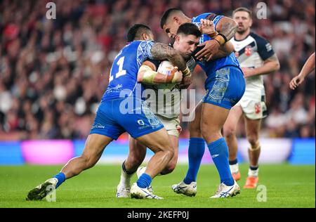 Der englische Victor Radley wird von der samoaischen Ligi Sao während des Halbfinalspiels der Rugby League im Emirates Stadium in London angegangen. Bilddatum: Samstag, 12. November 2022. Stockfoto