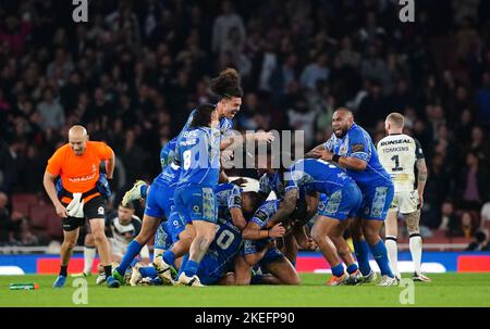 Samoa feiert nach dem Gewinn des Halbfinalspiels der Rugby League im Emirates Stadium, London. Bilddatum: Samstag, 12. November 2022. Stockfoto