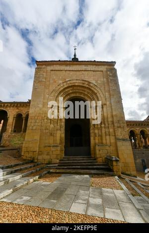 Segovia, Spanien - 27. Nov 2021: Blick auf die Kirche Saint Martin, Iglesia de San Martin, in Segovia, Spanien Stockfoto