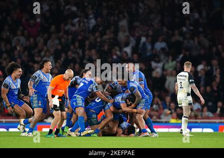 Samoa feiert nach dem Gewinn des Halbfinalspiels der Rugby League im Emirates Stadium, London. Bilddatum: Samstag, 12. November 2022. Stockfoto