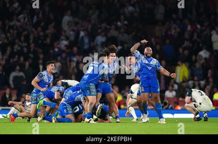Samoa feiert nach dem Gewinn des Halbfinalspiels der Rugby League im Emirates Stadium, London. Bilddatum: Samstag, 12. November 2022. Stockfoto