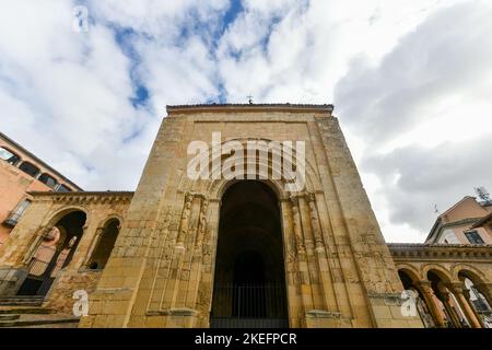 Blick auf die Kirche Saint Martin, Iglesia de San Martin, in Segovia, Spanien Stockfoto