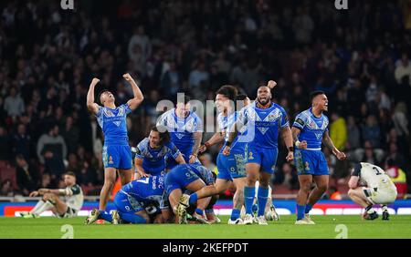 Samoa feiert nach dem Gewinn des Halbfinalspiels der Rugby League im Emirates Stadium, London. Bilddatum: Samstag, 12. November 2022. Stockfoto