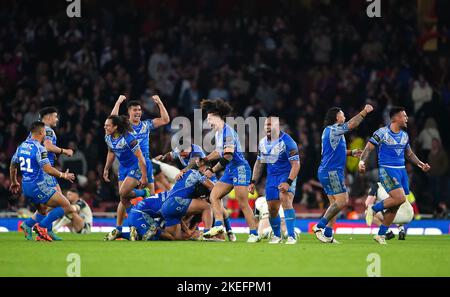 Samoa feiert nach dem Gewinn des Halbfinalspiels der Rugby League im Emirates Stadium, London. Bilddatum: Samstag, 12. November 2022. Stockfoto