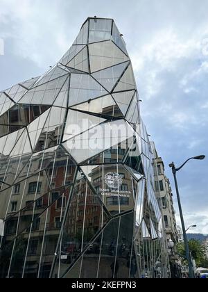 Sitz des Gesundheitsministeriums der baskischen Regierung in Bilbao, Spanien. Bekannt als das Hundert-Gesichter-Gebäude. Stockfoto