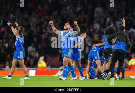 Samoa feiert nach dem Gewinn des Halbfinalspiels der Rugby League im Emirates Stadium, London. Bilddatum: Samstag, 12. November 2022. Stockfoto