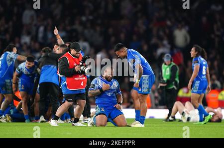 Samoa feiert nach dem Gewinn des Halbfinalspiels der Rugby League im Emirates Stadium, London. Bilddatum: Samstag, 12. November 2022. Stockfoto