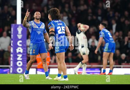 Samoa feiert nach dem Gewinn des Halbfinalspiels der Rugby League im Emirates Stadium, London. Bilddatum: Samstag, 12. November 2022. Stockfoto