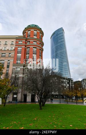 Bilbao, Spanien - 26. Nov 2021: Iberdrola-Turm in Bilbao, der Stadt Bizkaia, Provinz des Baskenlandes, Autonome Gemeinschaft Spanien, Europa Stockfoto