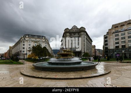 Bilbao, Spanien - 26. Nov 2021: Plaza de Federico Moyua oder Elliptischer Platz im Stadtzentrum, mit Blumenbeeten im englischen und französischen Stil, modernem Stahll Stockfoto
