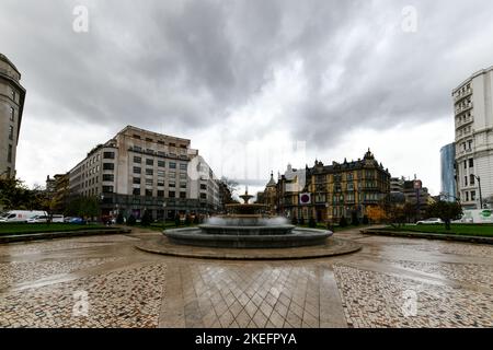 Bilbao, Spanien - 26. Nov 2021: Plaza de Federico Moyua oder Elliptischer Platz im Stadtzentrum, mit Blumenbeeten im englischen und französischen Stil, modernem Stahll Stockfoto