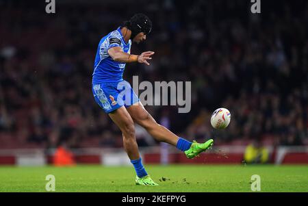 Stephen Crichton von Samoa tritt beim Halbfinale der Rugby League im Emirates Stadium in London das Siegtreffer ein. Bilddatum: Samstag, 12. November 2022. Stockfoto