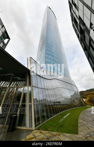 Bilbao, Spanien - 26. Nov 2021: Iberdrola-Turm in Bilbao, der Stadt Bizkaia, Provinz des Baskenlandes, Autonome Gemeinschaft Spanien, Europa Stockfoto