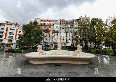 Bilbao, Spanien - 26. Nov 2021: Löwenbrunnen im Jado Park vor dem Hintergrund der Stadt Bilbao, Spanien. Stockfoto