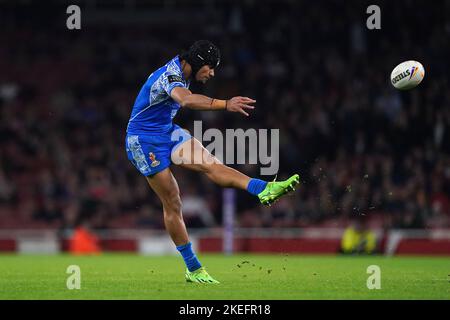 Stephen Crichton von Samoa tritt beim Halbfinale der Rugby League im Emirates Stadium in London das Siegtreffer ein. Bilddatum: Samstag, 12. November 2022. Stockfoto