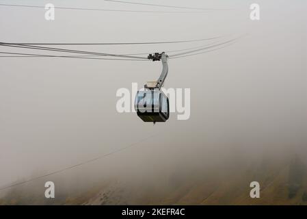 Seilbahn im nebligen Moleson Stockfoto