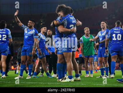 Samoa feiert nach dem Gewinn des Halbfinalspiels der Rugby League im Emirates Stadium, London. Bilddatum: Samstag, 12. November 2022. Stockfoto