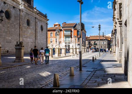 Avila, Spanien - 11. September 2022: Menschen auf dem Platz der Kathedrale in der Altstadt Stockfoto