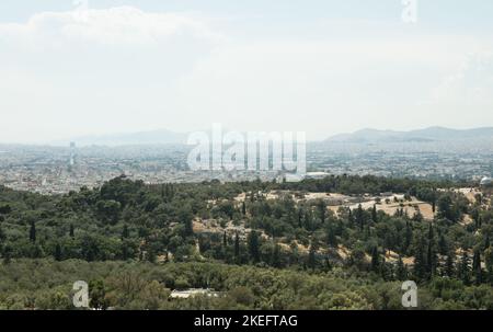 Blick auf die alte Akropolis-Mauer, die Stadt Athen und den Lycabettus-Berg (rechts) in Athen, Griechenland Stockfoto
