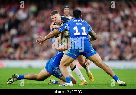 Der englische George Williams wird von der samoaischen Ligi Sao während des Halbfinalspiels der Rugby League im Emirates Stadium in London angegangen. Bilddatum: Samstag, 12. November 2022. Stockfoto
