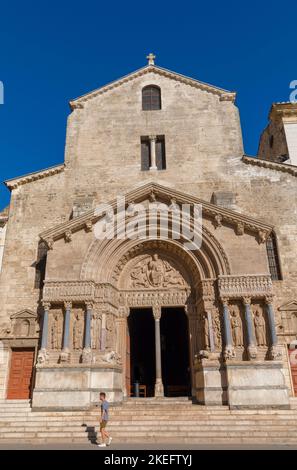 Die Fassade der Kirche von St.Trophime, Arles, Provence-Alpes-Cote d'Azur, Frankreich, Westeuropa Stockfoto