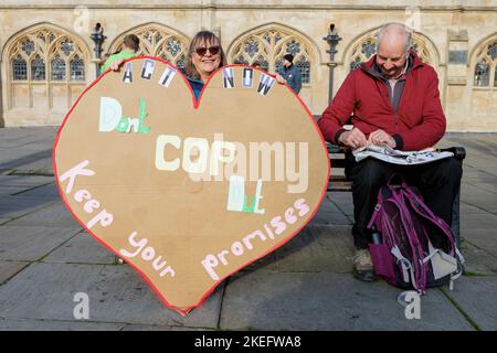 Bath, Großbritannien. 12.. November 2022. Demonstranten werden vor der Abtei von Bath abgebildet, bevor sie an einem protestmarsch durch das Zentrum von Bath teilnehmen. Der COP 27-Protest in Bath war Teil eines globalen Aktionstages, an dem Menschen aus aller Welt auf die Straße gingen, um die Staats- und Regierungschefs der Welt dazu zu bewegen, bei ihrem Treffen ihrer Verhandlungsführer in Ägypten auf der COP 2022 der UN-Klimakonferenz zu handeln. Quelle: Lynchpics/Alamy Live News Stockfoto