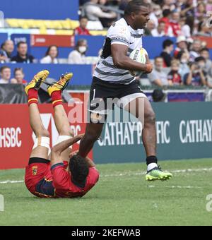 ***NUR FÜR NICHT-KOMMERZIELLE ZWECKE*** FijiHH Josua Vakutinabili wird am 2. Tag im Cathay Pacific/HSBC Hong Kong Sevens Rugby, Hong Kong Stadium, 05. November 2022 von Manu Moreno aus Spanien angegangen. Fidschi gewinnt 35:21. 05NOV22 SCMP/K. Y. CHENG Stockfoto