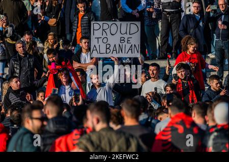 London, Großbritannien. 12.. November 2022. Albanische Demonstranten schließen sich dem Protest in trafalgar Sqaure an, der wütend über ihre Behandlung durch Suella Braverman und das Innenministerium ist - Ein klimamarsch zum Trafalgar Square mit verschiedenen Umweltgruppen, darunter der Block der Klimareparationen, und definanzieren das Klima-Chaos. Kredit: Guy Bell/Alamy Live Nachrichten Stockfoto