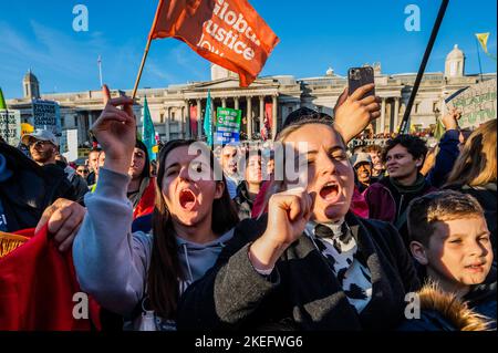 London, Großbritannien. 12.. November 2022. Albanische Demonstranten schließen sich dem Protest in trafalgar Sqaure an, der wütend über ihre Behandlung durch Suella Braverman und das Innenministerium ist - Ein klimamarsch zum Trafalgar Square mit verschiedenen Umweltgruppen, darunter der Block der Klimareparationen, und definanzieren das Klima-Chaos. Kredit: Guy Bell/Alamy Live Nachrichten Stockfoto