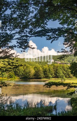 Toskanisch-Emilianische Apenninen, Italien. Der Pranda-See entstand künstlich aus einem alten Torfmoor in der Nähe des Touristendorfes Cerreto Laghi. Stockfoto