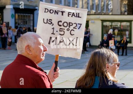 Bath, Großbritannien. 12.. November 2022. Die Demonstranten werden vor der Abtei von Bath abgebildet, während sie den Reden zuhören, bevor sie an einem protestmarsch durch das Zentrum von Bath teilnehmen. Der COP 27-Protest in Bath war Teil eines globalen Aktionstages, an dem Menschen aus aller Welt auf die Straße gingen, um die Staats- und Regierungschefs der Welt dazu zu bewegen, bei ihrem Treffen ihrer Verhandlungsführer in Ägypten auf der COP 2022 der UN-Klimakonferenz zu handeln. Quelle: Lynchpics/Alamy Live News Stockfoto