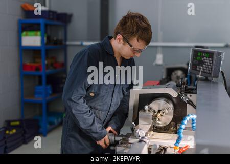 Ein Student im Ingenieurwesen, der Werkzeuge in einem Ingenieurzentrum, einer Hochschule oder einer Universität verwendet. Stockfoto