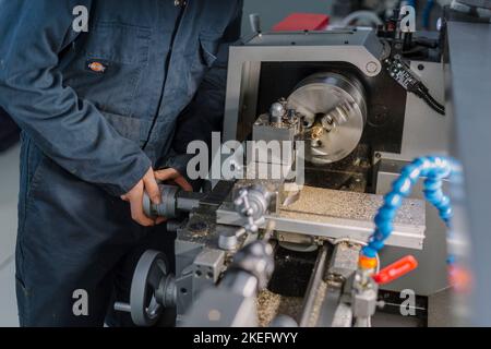 Ein Student im Ingenieurwesen, der Werkzeuge in einem Ingenieurzentrum, einer Hochschule oder einer Universität verwendet. Stockfoto