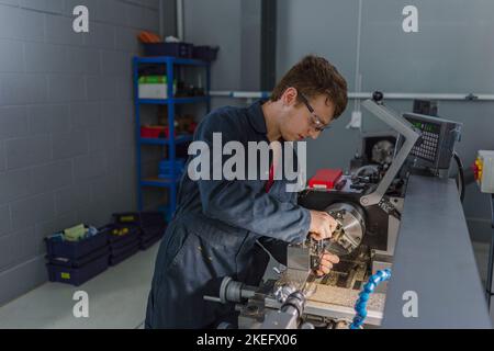 Ein Student im Ingenieurwesen, der Werkzeuge in einem Ingenieurzentrum, einer Hochschule oder einer Universität verwendet. Stockfoto