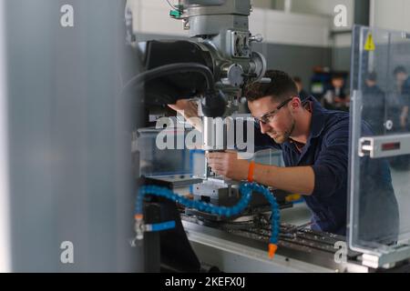 Ein Student im Ingenieurwesen, der Werkzeuge in einem Ingenieurzentrum, einer Hochschule oder einer Universität verwendet. Stockfoto