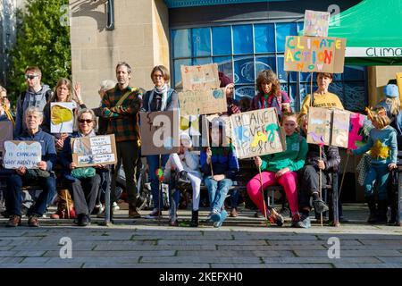 Bath, Großbritannien. 12.. November 2022. Die Demonstranten werden vor der Abtei von Bath abgebildet, während sie den Reden zuhören, bevor sie an einem protestmarsch durch das Zentrum von Bath teilnehmen. Der COP 27-Protest in Bath war Teil eines globalen Aktionstages, an dem Menschen aus aller Welt auf die Straße gingen, um die Staats- und Regierungschefs der Welt dazu zu bewegen, bei ihrem Treffen ihrer Verhandlungsführer in Ägypten auf der COP 2022 der UN-Klimakonferenz zu handeln. Quelle: Lynchpics/Alamy Live News Stockfoto