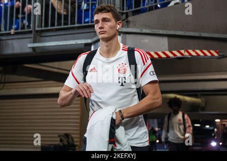 GELSENKIRCHEN, DEUTSCHLAND - 12. NOVEMBER: Benjamin Pavard von Bayern Munchen beim Bundesliga-Spiel zwischen FC Schalke 04 und Bayern Munchen in der Veltins Arena am 12. November 2022 in Gelsenkirchen, Deutschland (Foto: Marcel ter Bals/Orange Picles) Stockfoto