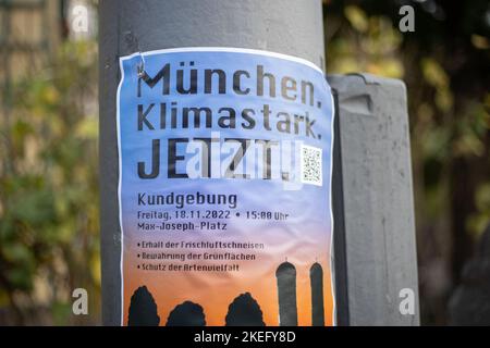 München, Deutschland. 12.. November 2022. Plakat der Münchner Climate Strong Now-Kundgebung für den Erhalt von Frischluftkorridoren, den Erhalt von Grünflächen und den Schutz der Biodiversität. (Foto: Alexander Pohl/Sipa USA) Quelle: SIPA USA/Alamy Live News Stockfoto