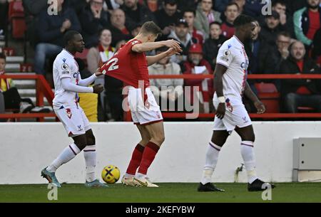 Nottingham, Nottinghamshire, Großbritannien. 12.. November 2022. Tyrick Mitchell (Crystal Palace) zieht das Trikot von Ryan Yates (Nottingham Forest) während des Spiels der Premier League in Nottingham Forest V Crystal Palace am City Ground, Nottingham, Großbritannien. Quelle: MARTIN DALTON/Alamy Live News Stockfoto