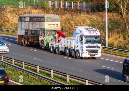 1967 60er Jahre Leyland Titan Bus (Doppeldecker mit Frontmotor, der von einem Autobahnabschleppwagen gezogen wird, ein Blackpool-Bus zur Restaurierung. UK Vehicular Verkehr schleppender Zustand, seltener Sammler Vintage Classic Transport auf Schleppzug, gezogene rostige alte Busse, Doppeldecker Klassiker in Richtung Norden auf der Autobahn M6. Stockfoto