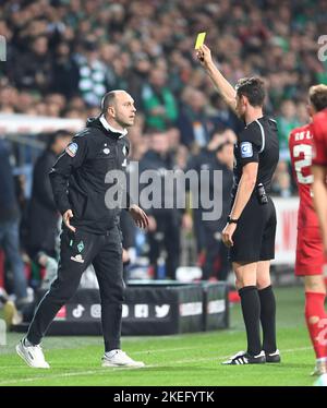 Bremen, Deutschland. 12.. November 2022. Fußball: Bundesliga, Werder Bremen - RB Leipzig, Matchday 15, wohninvest Weserstadion. Werder-Coach Ole Werner wird die gelbe Karte von Schiedsrichter Matthias Jöllenbeck gezeigt. Kredit: Carmen Jaspersen/dpa - WICHTIGER HINWEIS: Gemäß den Anforderungen der DFL Deutsche Fußball Liga und des DFB Deutscher Fußball-Bund ist es untersagt, im Stadion und/oder vom Spiel aufgenommene Fotos in Form von Sequenzbildern und/oder videoähnlichen Fotoserien zu verwenden oder zu verwenden./dpa/Alamy Live News Stockfoto