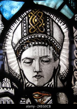 Buntglasfenster des St Chad aus der Gloucester Cathedral im Norden Englands, Großbritannien, Stock Photo image Stockfoto