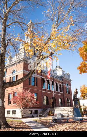 Sevierville, Tennessee - 27. Oktober 2022: Blick auf das historische Stadtzentrum von Sevierville, TN, Heimatstadt von Dolly Parton. Stockfoto