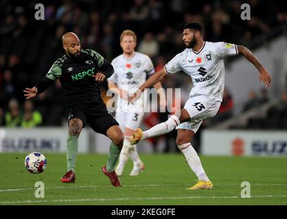 Milton Keynes Dons’ Zak Jules im Einsatz mit David McGoldrick von Derby County während des Sky Bet League One-Spiels im Stadium MK, Milton Keynes. Bilddatum: Samstag, 12. November 2022. Stockfoto