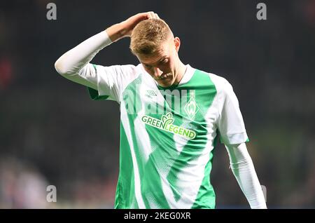 Bremen, Deutschland. 12.. November 2022. Fußball: Bundesliga, Werder Bremen - RB Leipzig, Matchday 15, wohninvest Weserstadion. Werders Marvin Ducksch geht nach der Niederlage über das Spielfeld. Kredit: Carmen Jaspersen/dpa - WICHTIGER HINWEIS: Gemäß den Anforderungen der DFL Deutsche Fußball Liga und des DFB Deutscher Fußball-Bund ist es untersagt, im Stadion und/oder vom Spiel aufgenommene Fotos in Form von Sequenzbildern und/oder videoähnlichen Fotoserien zu verwenden oder zu verwenden./dpa/Alamy Live News Stockfoto