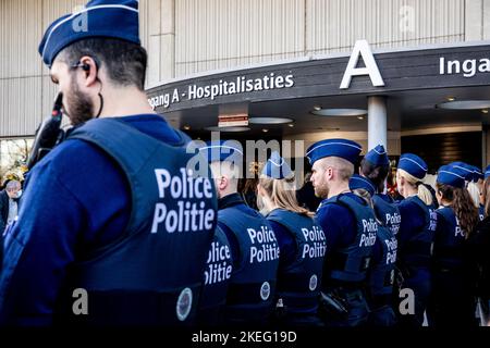 Die Abbildung zeigt einen Wächter des Huhns für den Polizisten, der am vergangenen Donnerstag bei einem Messer-Angriff verletzt wurde, als er das Krankenhaus verlässt, UZ Jette, Samstag, 12. November 2022. BELGA FOTO HATIM KAGHAT Stockfoto