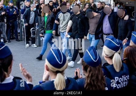 Die Abbildung zeigt einen Wächter des Huhns für den Polizisten, der am vergangenen Donnerstag bei einem Messer-Angriff verletzt wurde, als er das Krankenhaus verlässt, UZ Jette, Samstag, 12. November 2022. BELGA FOTO HATIM KAGHAT Stockfoto